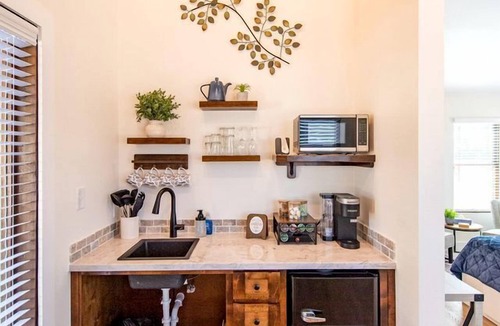 Elm Mott Cabin | Couples Glamping Cabin for a Romantic Escape near Magnolia