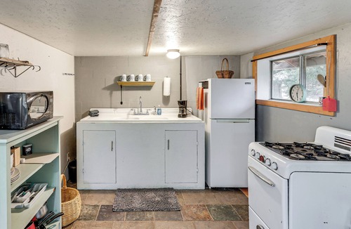 Lewis Apartment | Couples Haven 1 Mi to Dtwn Dolores! Bring Your Pet