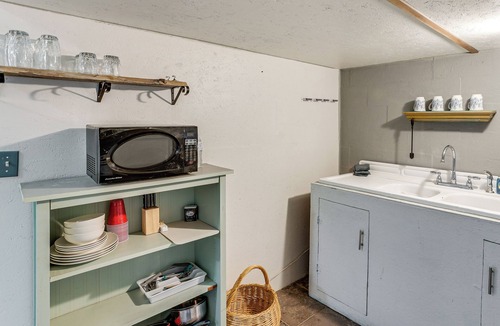 Lewis Apartment | Couples Haven 1 Mi to Dtwn Dolores! Bring Your Pet