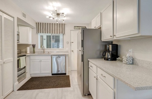 Pelican Bay Condo | Couples Hideaway | Close to Everything | Short Walk to Beach