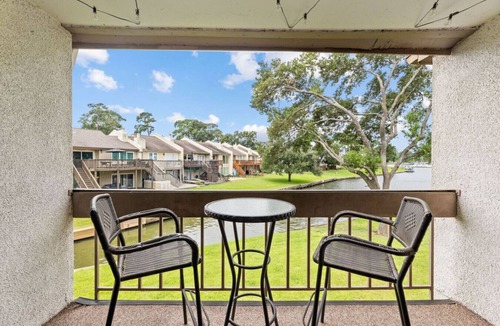 Walden on Lake Conroe Apartment | Couples Lakefront Conroe Retreat