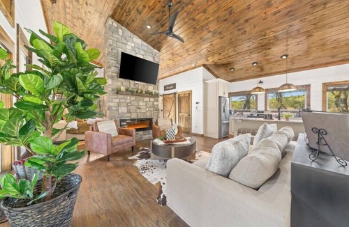 Broken Bow Cabin | Couples Only | Private Pool + Sauna + Hot Tub
