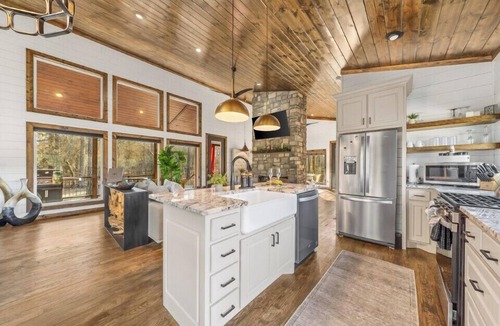 Broken Bow Cabin | Couples Only | Private Pool + Sauna + Hot Tub