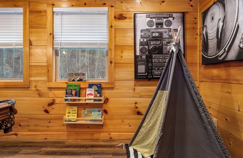 Sevierville Cabin | Couples Refuge by Ghosal Luxury Lodging