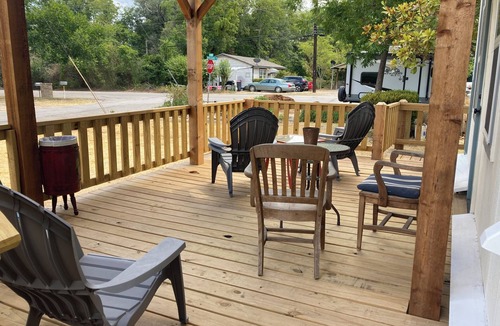 Glen Rose Apartment | Couples retreat~two minute walk to historic downtown Square~Centrally located.