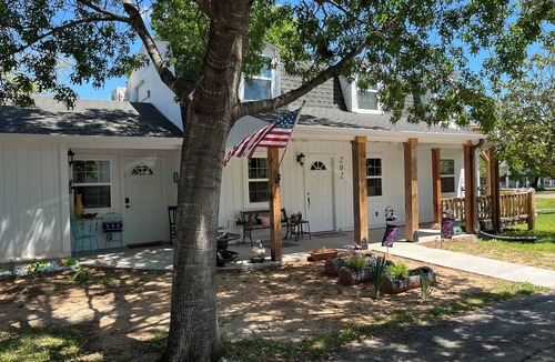 Glen Rose Apartment | Couples retreat~two minute walk to historic downtown Square~Centrally located.
