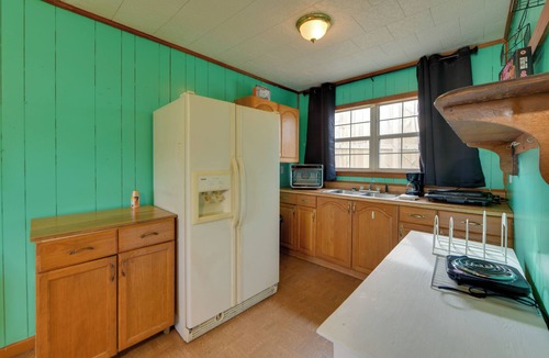 Fort Gaines Apartment | Couple’s Retreat w/ Dock Access on Lake Eufaula!