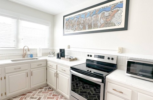 Laurel Apartment | Couples’ Retreat - Walk to Downtown - Pets Welcome
