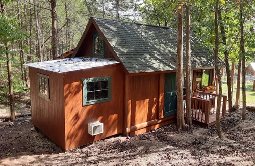 Branson Cottage | Couples Retreat with Charm and Hobby Farm/Hot Tub