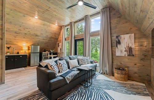 Jasper Cabin | Couples Retreat with Hot Tub & View!