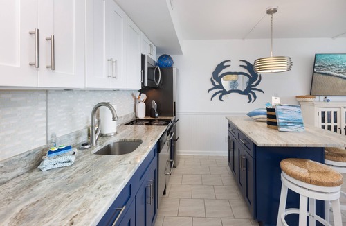 Myrtle Beach Condo | COUPLES ROMANTIC GETAWAY, OCEANFRONT, HIGH-END DECOR, ADJUST. KING, FREE PARKING