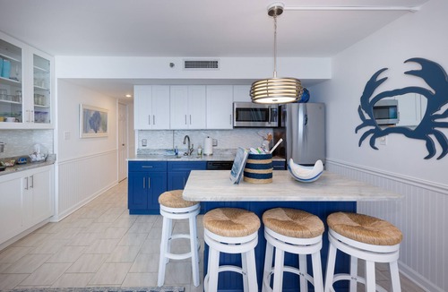 Myrtle Beach Condo | COUPLES ROMANTIC GETAWAY, OCEANFRONT, HIGH-END DECOR, ADJUST. KING, FREE PARKING