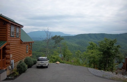 Gatlinburg - Pigeon Forge Cabin | Couples Romantic Paradise,Gorgeous View,Free HS WiFi,HTub,XM, Smart Home Theatre