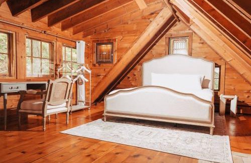 Layton House | Couples Serenity Cabin Waterfall Lake