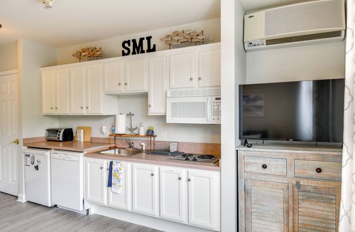 Huddleston Apartment | Couple’s Unit w/Community Perks on Smith Mtn Lake