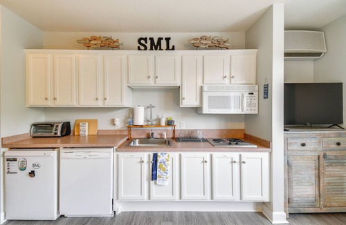 Huddleston Apartment | Couple’s Unit w/Community Perks on Smith Mtn Lake