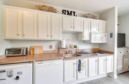 Huddleston Apartment | Couple’s Unit w/Community Perks on Smith Mtn Lake