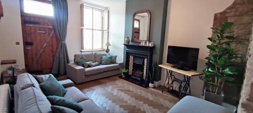 Mosborough House | Courthouse Cottage