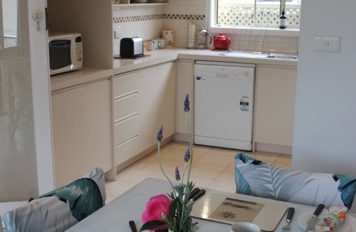 Euroa Bed & Breakfast | Courtside Cottage Bed & Breakfast