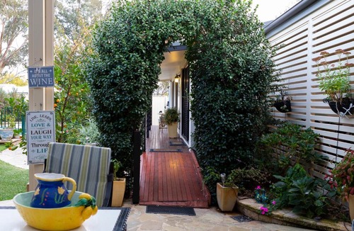 Euroa Bed & Breakfast | Courtsidecottage Bed and Breakfast