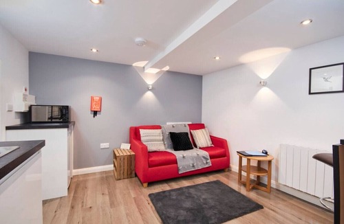 Kegworth Apartment | Courtyard Apt w/Free Gym & Pool Access – Near EMA