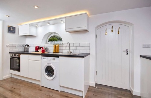 Kegworth Apartment | Courtyard Apt w/Free Gym & Pool Access – Near EMA