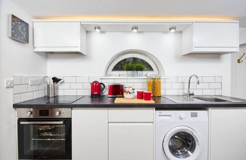 Kegworth Apartment | Courtyard Apt w/Free Gym & Pool Access – Near EMA