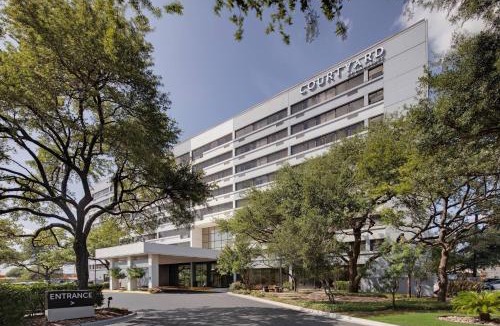 North Loop Hotel | Courtyard Austin-University Area