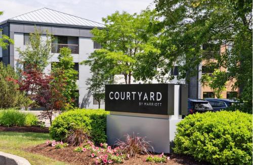 Williston South Hotel | Courtyard Burlington Williston