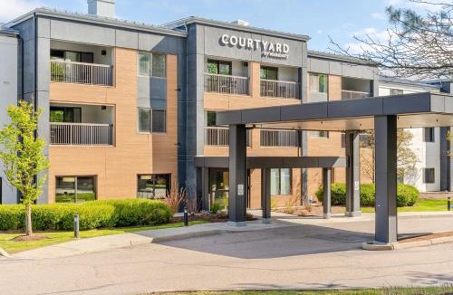 Williston South Hotel | Courtyard Burlington Williston