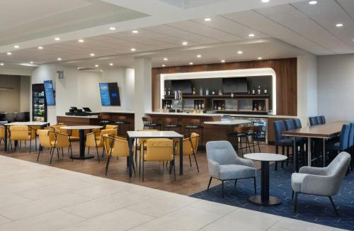 Florida Center Hotel | Courtyard by Marriott across Universal Orlando