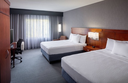 Charleston Hotel | Courtyard by Marriott Charleston Downtown/Civic Center