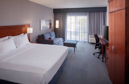 Charleston Hotel | Courtyard by Marriott Charleston Downtown/Civic Center