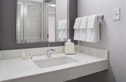 Half Day Hotel | Courtyard by Marriott Chicago Lincolnshire