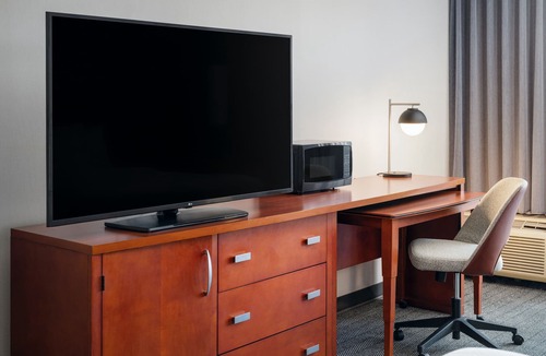 Crosswoods Hotel | Courtyard by Marriott Columbus Worthington