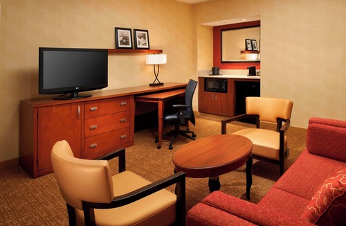 Crosswoods Hotel | Courtyard by Marriott Columbus Worthington