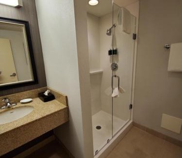 Hamilton Hotel | Courtyard by Marriott Hamilton