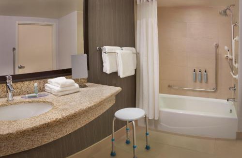 Kingston Hotel | Courtyard by Marriott Kingston Highway 401