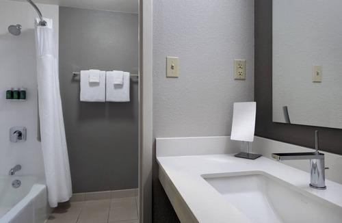 Red Bank - Tinton Falls Hotel | Courtyard by Marriott Lincroft Red Bank