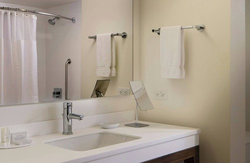 Downtown Hotel | Courtyard by Marriott Miami Dadeland
