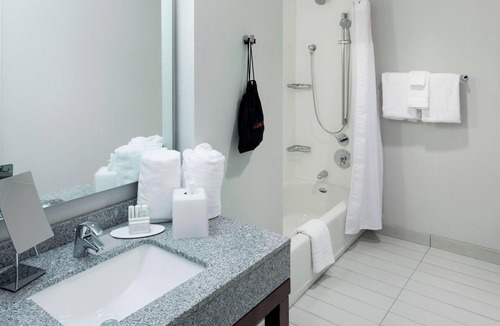 Downtown Richmond Hotel | Courtyard by Marriott Richmond Downtown