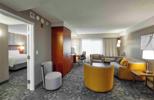 Steeles Industrial Hotel | Courtyard by Marriott Toronto Brampton