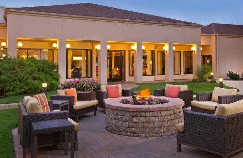 Mount Laurel Hotel | Courtyard by Marriott Mt. Laurel