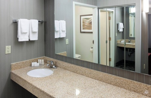 Greenwich Hotel | Courtyard by Marriott Wichita East