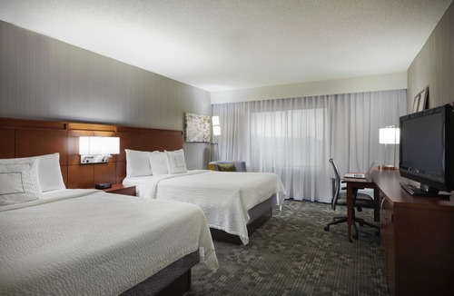 St. Charles Hotel | Courtyard Chicago St. Charles