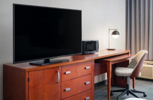 Crosswoods Hotel | Courtyard Columbus Worthington