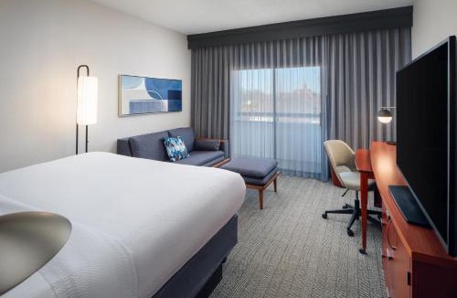 Crosswoods Hotel | Courtyard Columbus Worthington