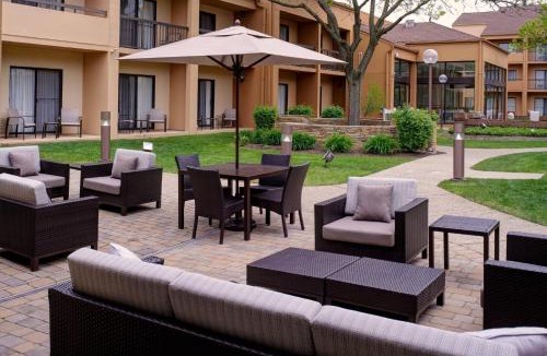 Dearborn Hotel | Courtyard Detroit Dearborn