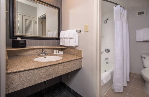Fairfax Hotel | Courtyard Fairfax Fair Oaks