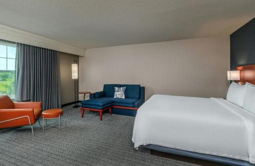 Hadley Hotel | Courtyard Hadley Amherst